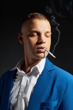 Bir pahalı b sigara adam işadamı kontrast portre