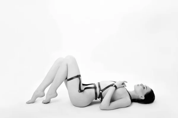 Vacker naken kvinna i underkläder på vit bakgrund, erotiska POS — Stockfoto