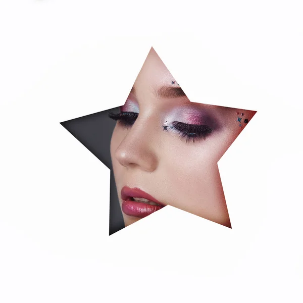 Skönhet ansikte röd makeup ögon av en ung flicka i en slits Star hål — Stockfoto