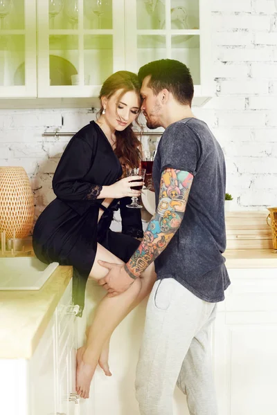 Couple amoureux a Petit déjeuner dans la cuisine tôt le matin — Photo