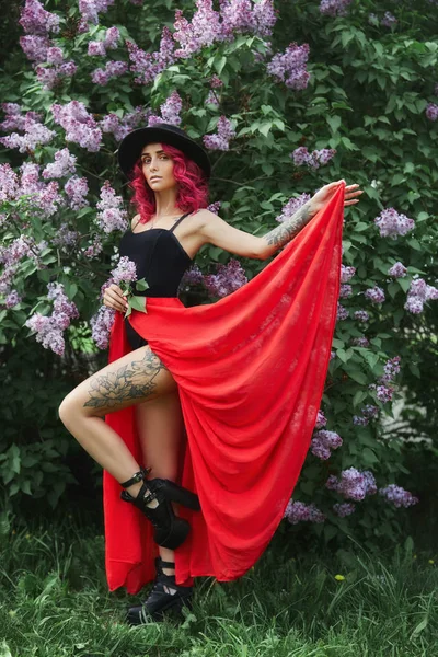 Menina da moda com cabelo vermelho e chapéu grande, retrato de primavera em lilás — Fotografia de Stock