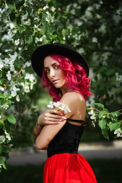 Kırmızı saçlı ve büyük şapkalı moda kız, leylak bahar portre — Stok fotoğraf