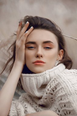 Sonbaharda uzun otlu bir tarlada güzel kız. Sanat portrai