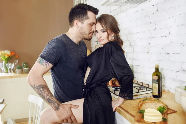 Manhã casal amando café da manhã na cozinha. Um homem e uma mulher — Fotografia de Stock