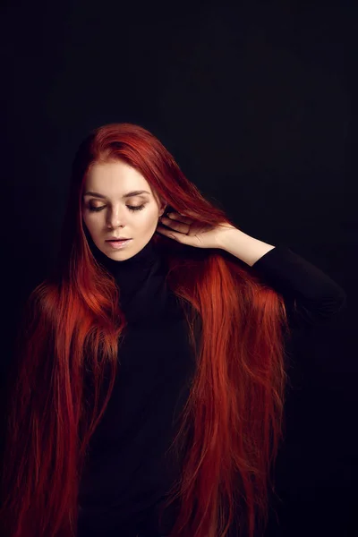 Sexy schöne rothaarige Mädchen mit langen Haaren. perfekte Frau portra — Stockfoto