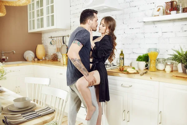 Casal apaixonado na cozinha nos abraços da manhã e prepara B — Fotografia de Stock