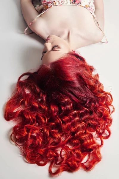 Kreativní světlé zbarvení ženských vlasů, pečlivá péče o — Stock fotografie