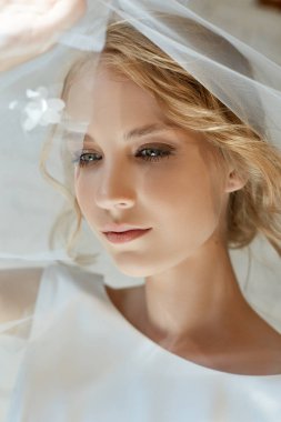 Yerde oturan şık uzun elbiseli kız. Beyaz düğün dr