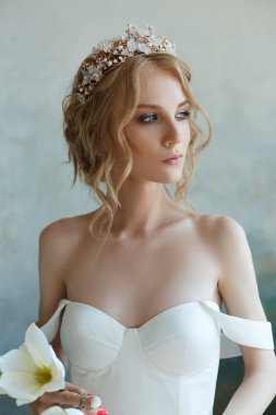 Yerde oturan şık uzun elbiseli kız. Beyaz düğün dr