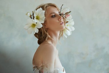 Yerde oturan şık uzun elbiseli kız. Beyaz düğün dr