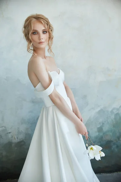 Fille dans une robe longue chic assis sur le sol. Blanc mariage dr — Photo