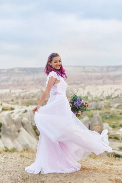 Όμορφο λευκό μακρύ φόρεμα στο σώμα κορίτσι. Τέλεια νύφη με — Φωτογραφία Αρχείου