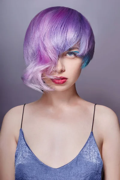 Портрет жінки з яскравим кольоровим літаючим волоссям, всі відтінки — стокове фото