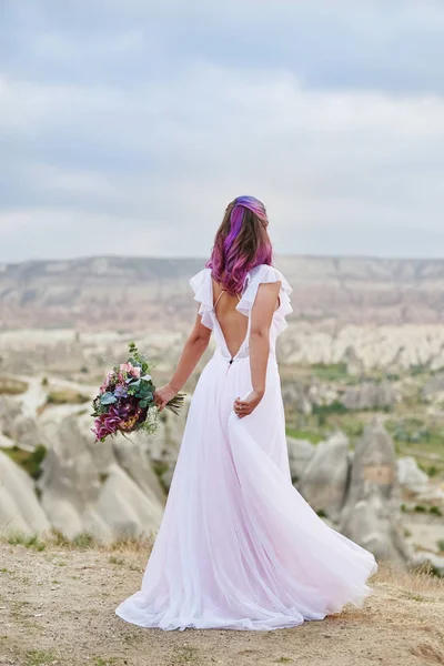 Όμορφο λευκό μακρύ φόρεμα στο σώμα κορίτσι. Τέλεια νύφη με — Φωτογραφία Αρχείου