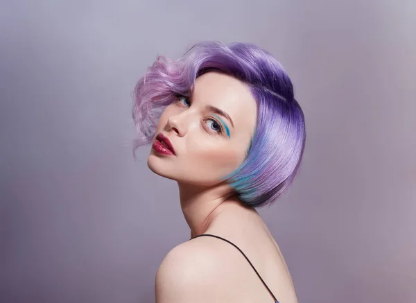 Retrato de uma mulher com cabelo voador colorido brilhante, todos os tons — Fotografia de Stock