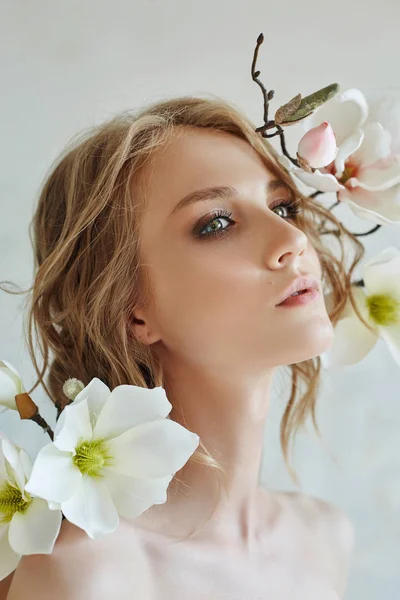 Art Girl blond kwiaty w pobliżu twarzy. Kosmetyki naturalne dla nart — Zdjęcie stockowe