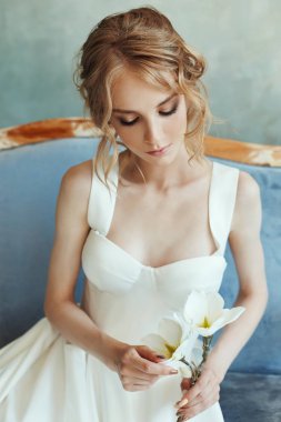 Mükemmel gelin, uzun beyaz elbiseli bir kızın portresi. Beautif