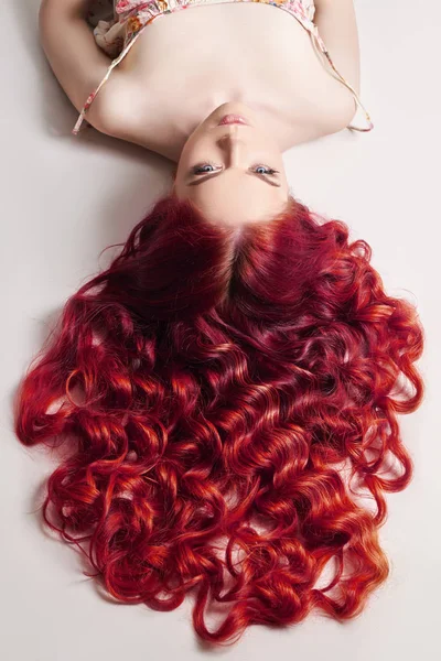 Retrato de uma mulher com cabelo colorido brilhante, todos os tons de rosa — Fotografia de Stock