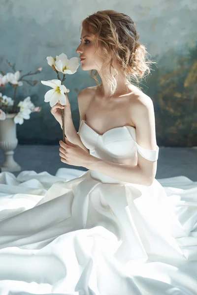 Novia perfecta, retrato de una chica con un vestido blanco largo. Beautif. — Foto de Stock