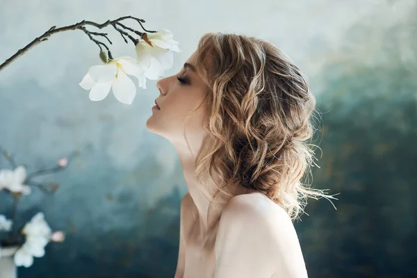Noiva perfeita, retrato de uma menina em um vestido branco longo. Beautif... — Fotografia de Stock