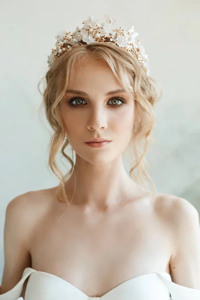 Τέλεια νύφη με κοσμήματα, ένα πορτρέτο ενός κοριτσιού σε ένα μακρύ λευκό — Φωτογραφία Αρχείου