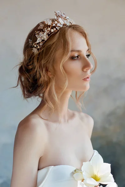 Pengantin yang sempurna dengan perhiasan, potret seorang gadis dalam putih panjang — Stok Foto