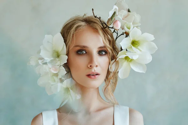 Sposa perfetta con gioielli, ritratto di una ragazza in un lungo bianco — Foto Stock