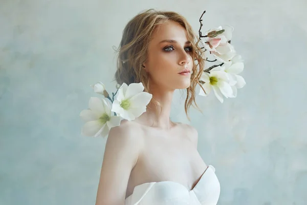 Noiva perfeita com jóias, um retrato de uma menina em um longo branco — Fotografia de Stock
