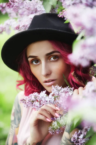 Kırmızı saçlı moda kız meslek, leylak co bahar portre — Stok fotoğraf