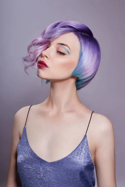 Πορτρέτο μιας γυναίκας με φωτεινά χρωματιστά ιπτάμενα μαλλιά, όλες τις αποχρώσεις — Φωτογραφία Αρχείου