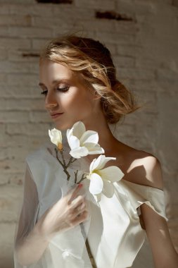 Kızın vücudunda lüks beyaz gelinlik. Yeni koleksiyon