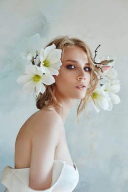 Kızın vücudunda lüks beyaz gelinlik. Yeni koleksiyon