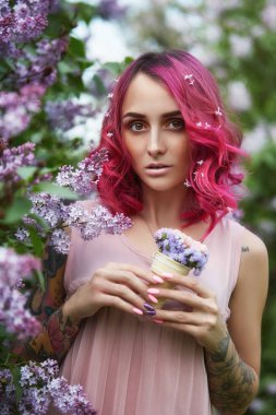 Elma ve leylak çiçek parlak kırmızı boyalı saç ile Moda kız