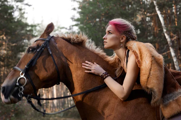Vrouw wandelen met paard herfst op de natuur. Creatieve hete roze Mak — Stockfoto