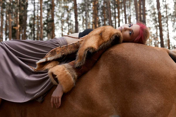 Frau geht mit Pferd Herbst auf die Natur. kreative heiße rosa mak — Stockfoto