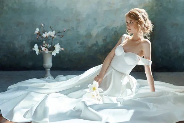Lujoso vestido de novia blanco en el cuerpo de la chica. Nueva colección — Foto de Stock