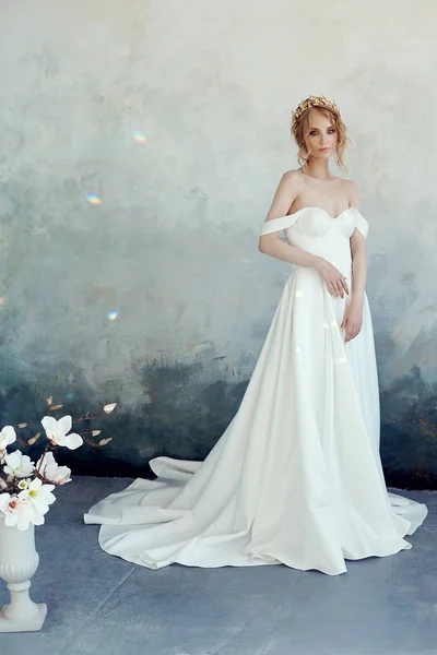 Роскошное белое свадебное платье на теле девушки. Новая коллекция — стоковое фото