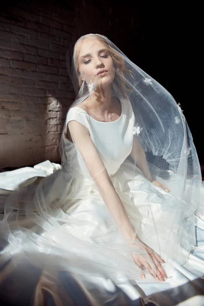 Lujoso vestido de novia blanco en el cuerpo de la chica. Nueva colección — Foto de Stock