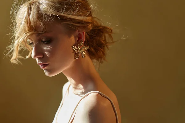 Pendientes y joyas en la oreja de una sexy mujer rubia presionada. Perf. — Foto de Stock