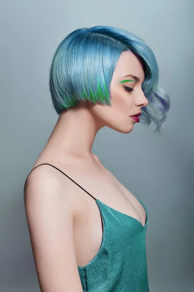 Portrét ženy s jasně barevnými letími vlasy, všechny odstíny — Stock fotografie