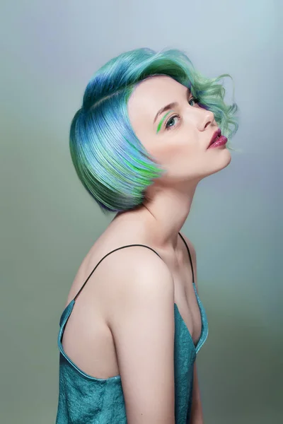 Portret kobiety z jasnymi kolorowymi latającymi włosami, wszystkie odcienie — Zdjęcie stockowe