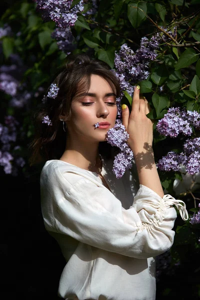 Portrait de beauté d'automne d'une belle fille dans les branches lilas — Photo