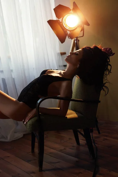 性感的黑发女人在内衣在家里坐在椅子上。佩尔夫 — 图库照片