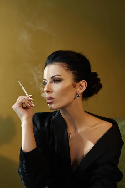 Krásná móda nahá žena s černými vlasy kouření — Stock fotografie