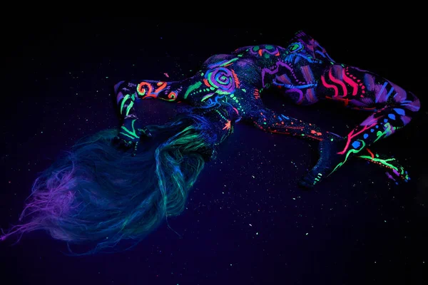 Kunst Weibliche Körperkunst Auf Dem Körper Der Ultraviolettem Licht Tanzt — Stockfoto