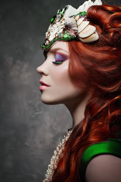 Menina Ruiva Olhar Fabuloso Vestido Longo Verde Maquiagem Brilhante Pestanas — Fotografia de Stock