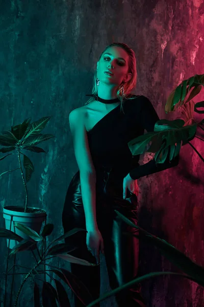 Fashion Vrouw Portret Tropische Gebladerte Neon Licht Nat Haar Perfect — Stockfoto