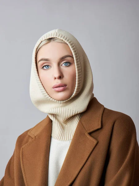 Europese Moslimvrouw Met Een Blonde Haar Een Motorkap Gekleed Haar — Stockfoto