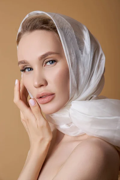 Hermosa Mujer Rubia Belleza Con Una Bufanda Grande Cabeza Blanca — Foto de Stock