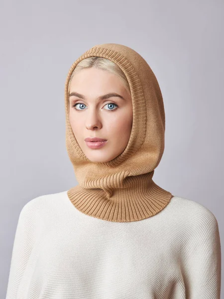 欧洲穆斯林妇女 头发金黄 头戴帽子 头戴帽子 穿着毛衣 皮肤柔软 有天然化妆品的漂亮姑娘 — 图库照片